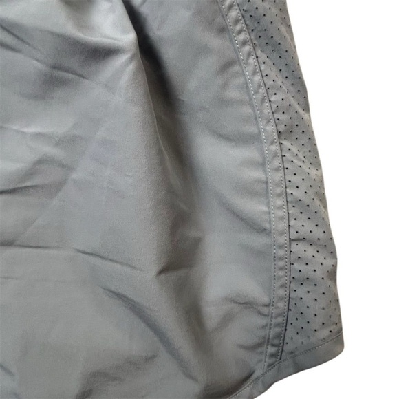 Under Armour Women’s Gray Running Shorts Size L Casual Loose Fit - Picture 3 of 8